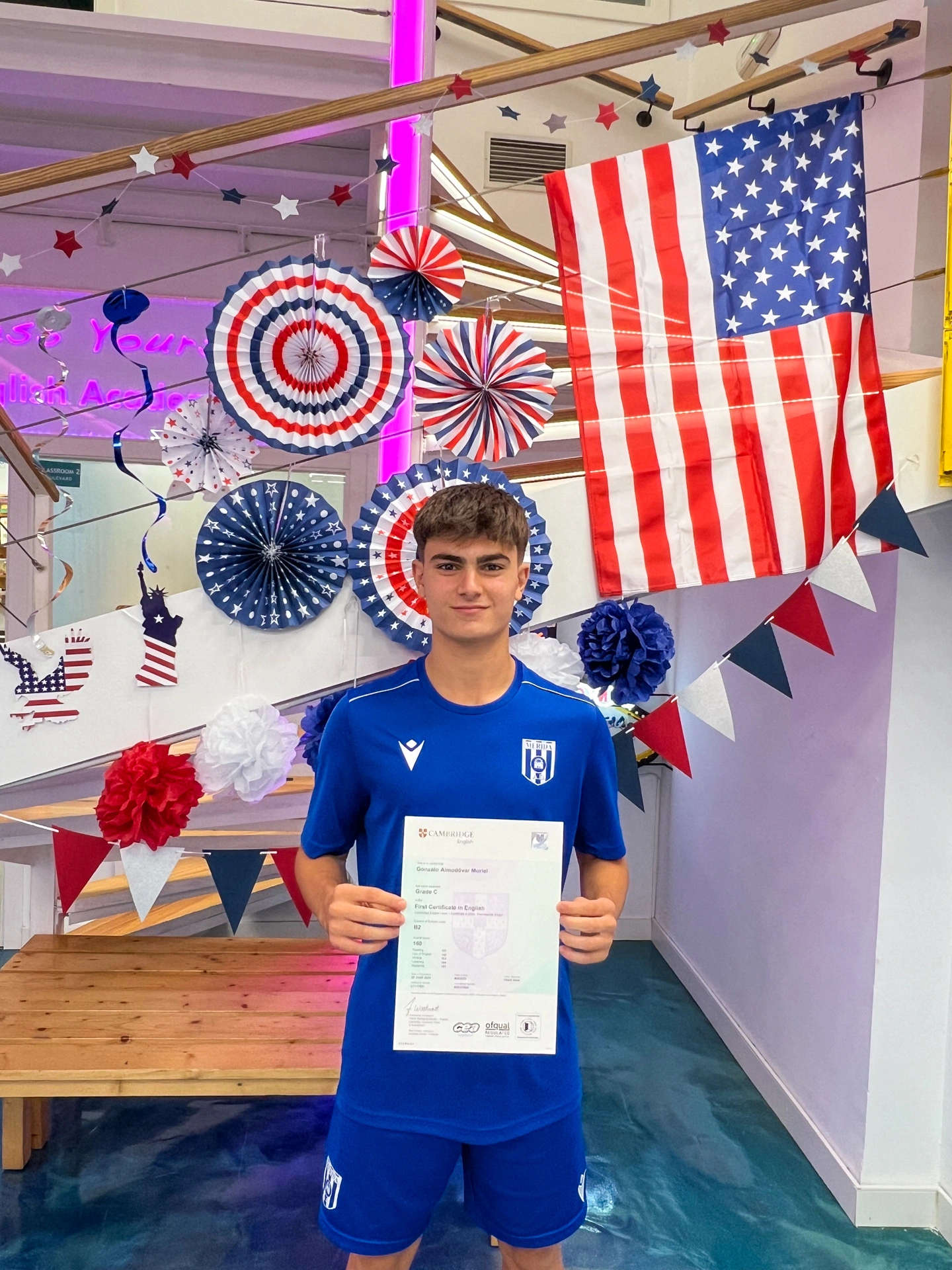 Alumno de Exam Success celebrando su progreso en inglés